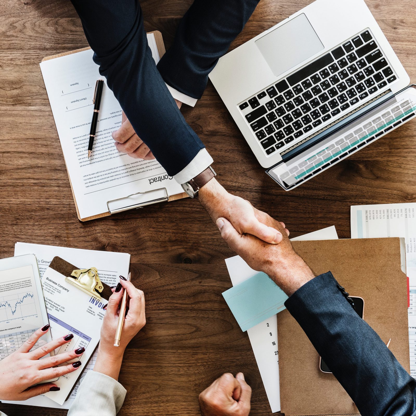 cropped-businessman-collaborate-collaboration-872957-1.jpg